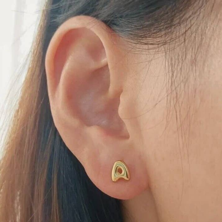 Gelbgold Bubble Letter Mini Ohrstecker mit Buchstaben aus 18K Goldstahl für den Großhandel auf Faire29