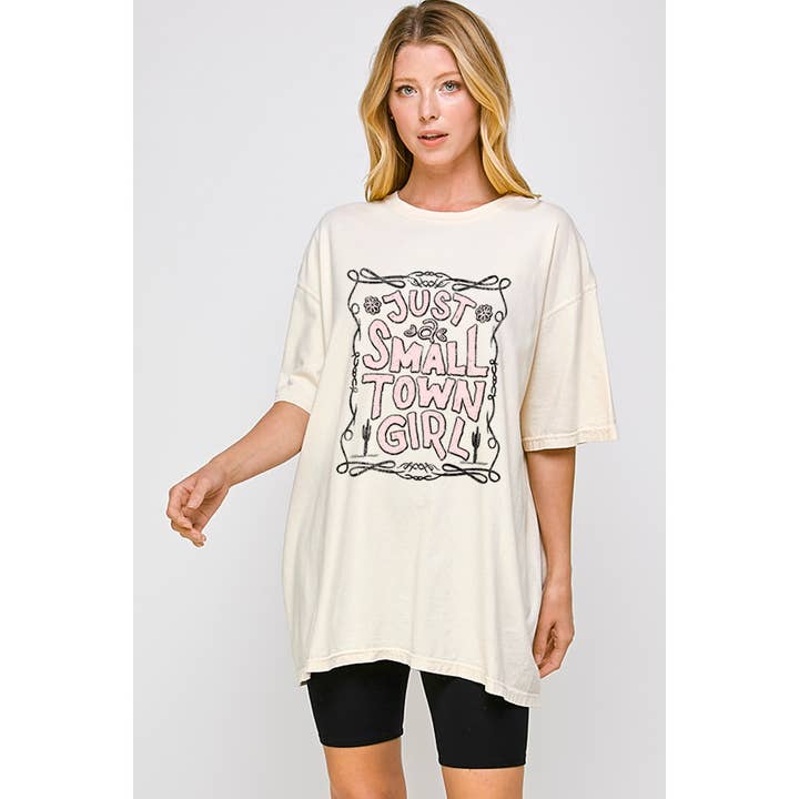 T-SHIRT SURDIMENSIONNÉ À MOTIF JUST SMALL TOWN GIRL pour la vente par Illustrated Society