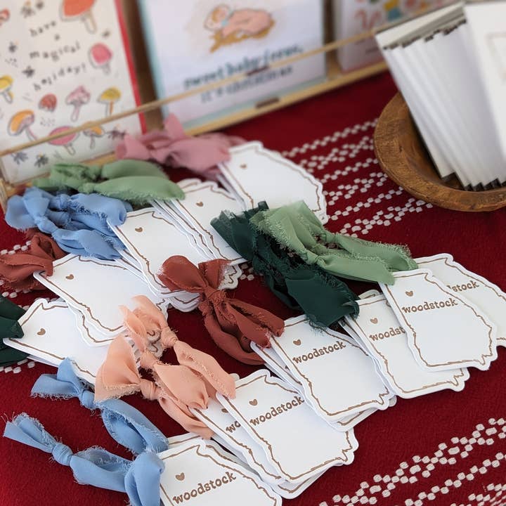 Georgia Ornament, gestanzt und mit Buchstaben bedruckt für den Großhandel von Beau Paper Co.