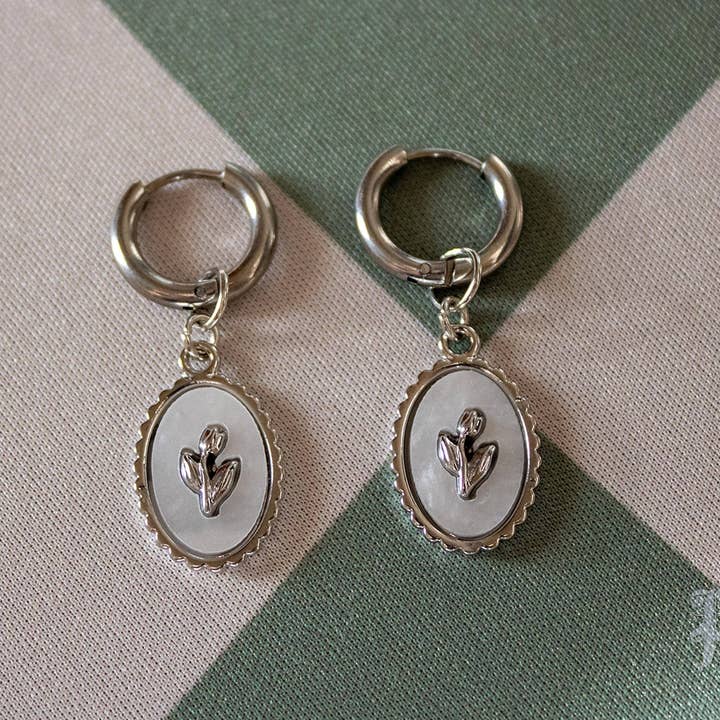 Zilveren Tulpenhanger Oorringen in Vintage-Stijl | Cadeaus voor Haar voor wholesale door Predictable Art