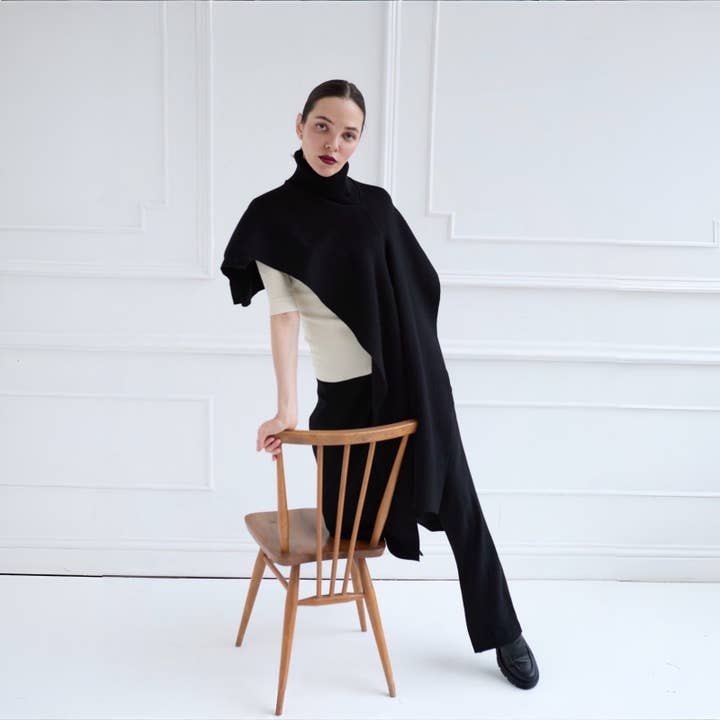 London Atelier Byproduct – wholesale Knitted jumper – Women′s – Black Knit Turtleneck Shawl7