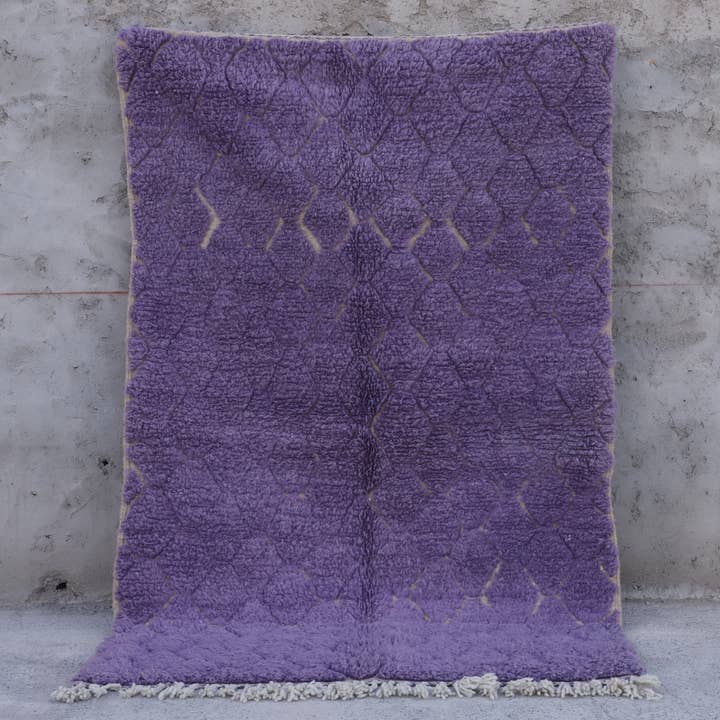 Tapis marocain violet – Fait main en laine avec motif en losange pour la vente par MUSMUSRUGS