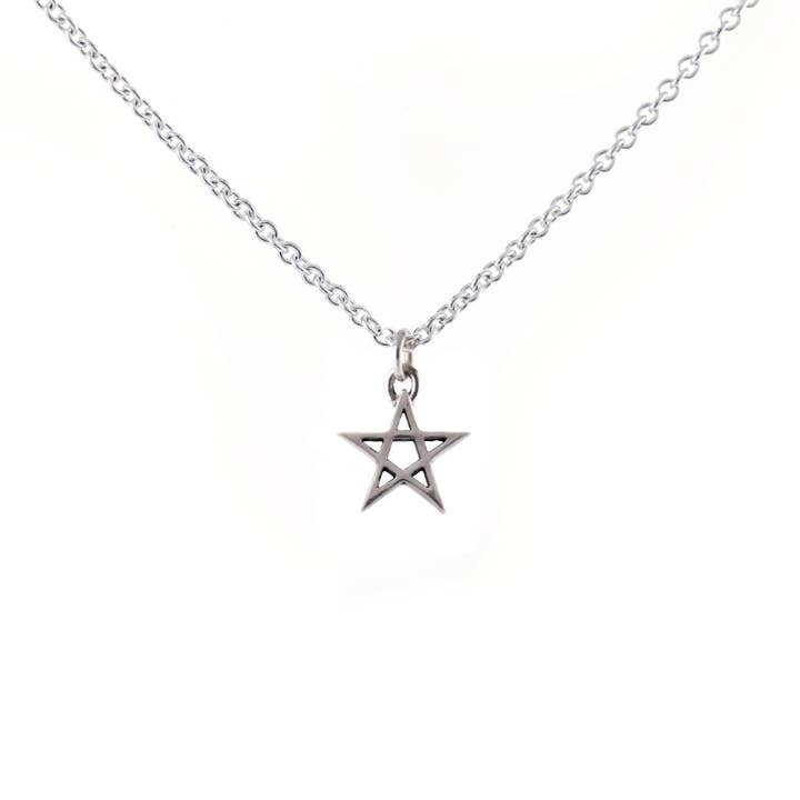 Collier à breloques petit pentagramme pour la vente par Alex Streeter
