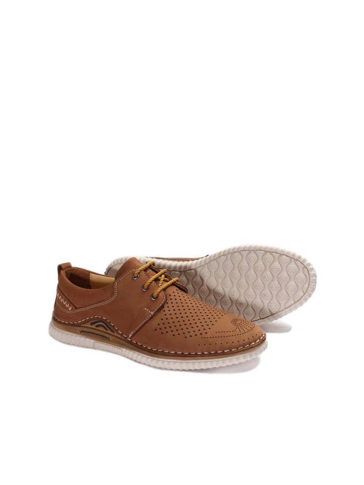 Taba Nubuk Zapatos Derby casuales perforados en color canela para hombre - Wessi de venta al por mayor en Faire