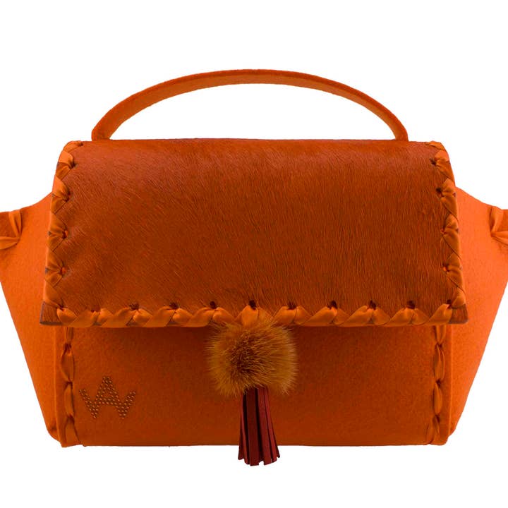 Sac orange AugenWaide en feutre et fourrure, fait main pour la vente par AugenWaide