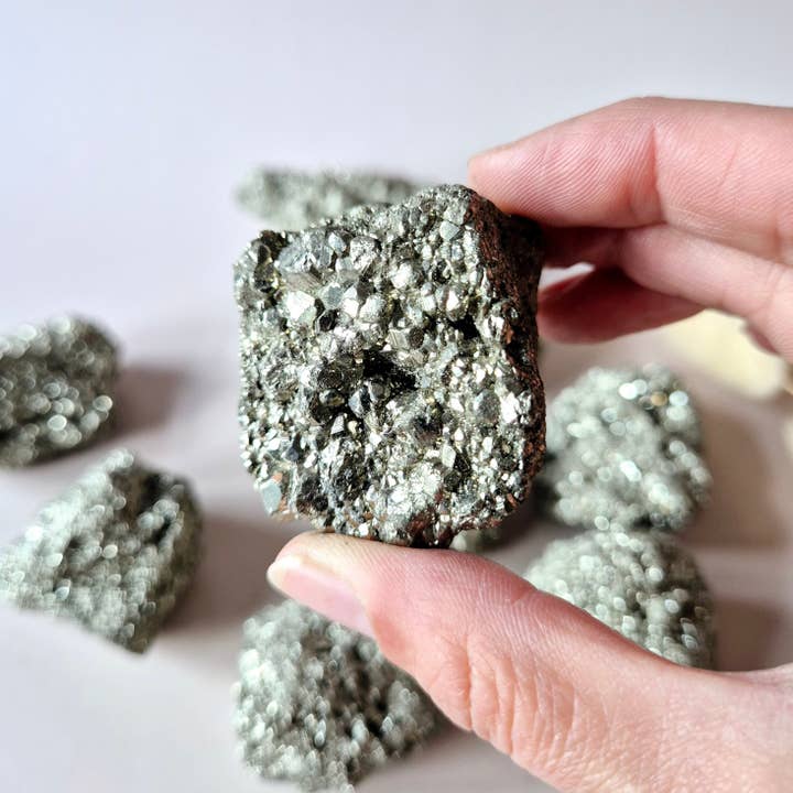 Pezzi Grezzi di Pirite – Gruppi Naturali Scintillanti per la vendita all'ingrosso da parte di Moonlight Gemstones
