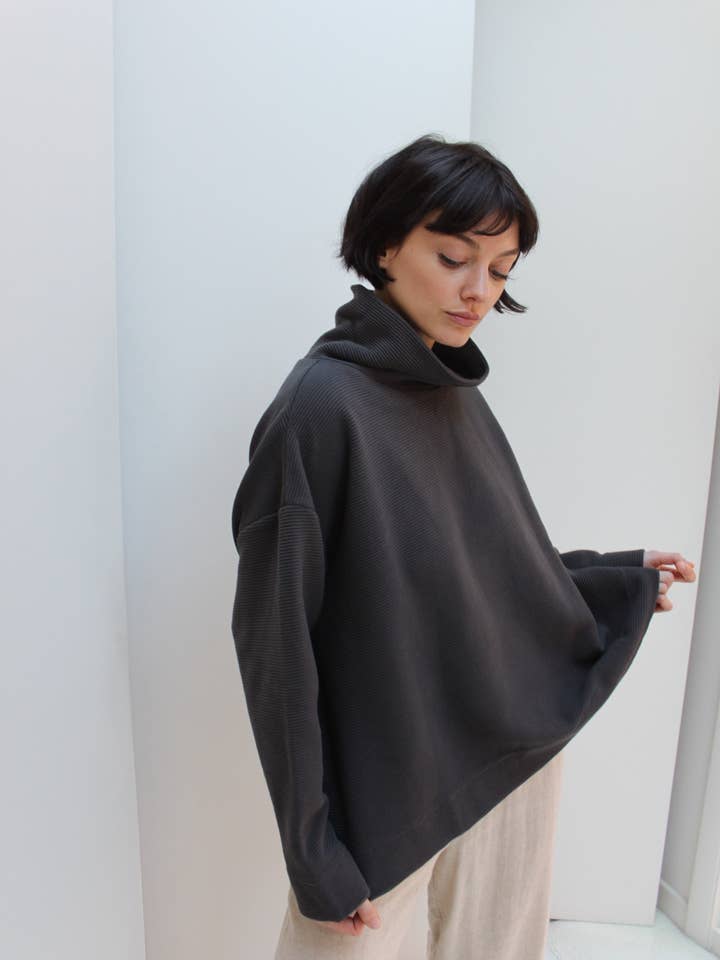 Pull en coton ondulé Mia - Crème et Noir délavé pour la vente par Na Nin