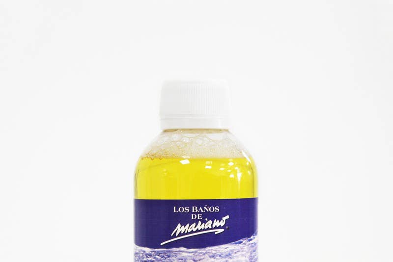 Las Velas de Mariano - Wholesale Bathroom Accessory Set - Person Cleaning Bathroom1