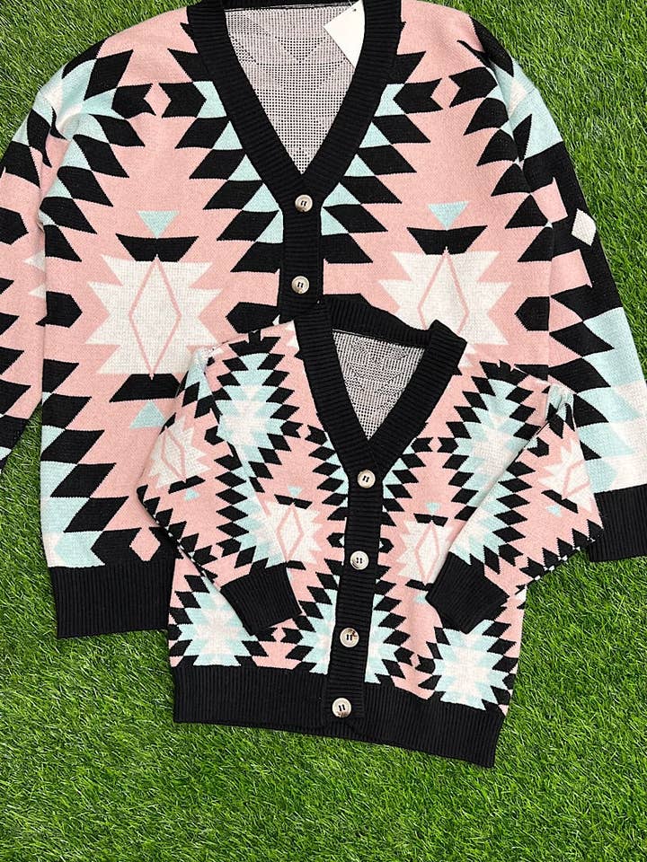 🔶 GILET CARDIGAN GÉOMÉTRIQUE ROSE, BLEU & NOIR MOMMY & ME. TPG651522050 pour la vente par Kids Charm Online