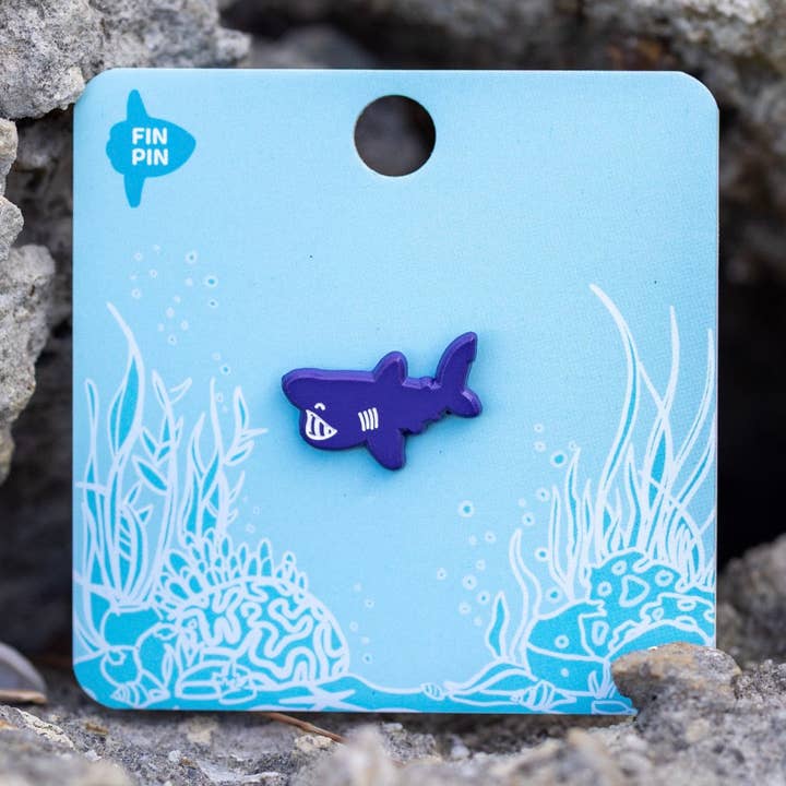 Mini épinglette émaillée requin pèlerin pour la vente par Fin Pin Shop