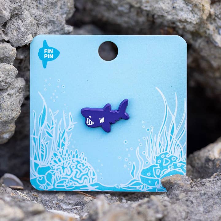 Mini épinglette émaillée requin pèlerin pour la vente par Fin Pin Shop