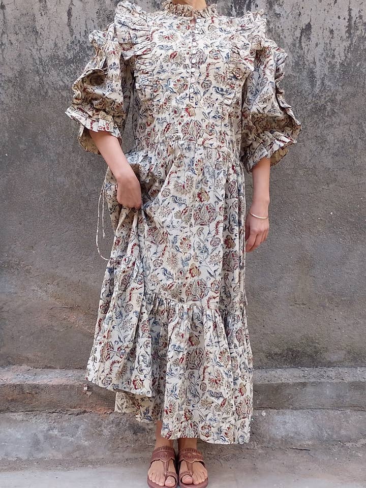 Antik blommig blocktryckt bomull maxiklänning med volang sommarklänning för wholesale av Cotton Conscious