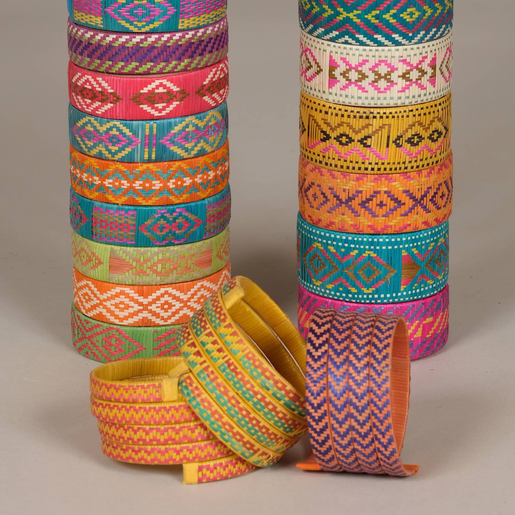 AS'ART a sense of crafts – Großhandel Gewebtes/geflochtenes Armband – Multifarbene Armbänder aus Caña Flecha, Kolumbien3