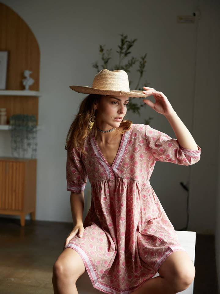 Blokgedrukte katoenen mini-jurk (Maile - Kersenbloesem) voor wholesale door The Fox and The Mermaid