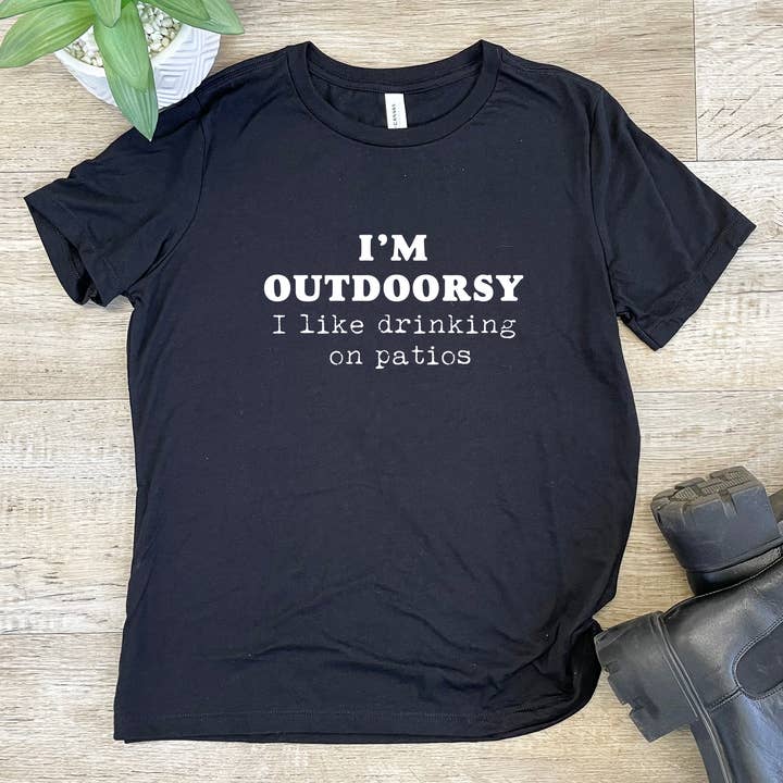 Camiseta para mujer I'm Outdoorsy, I Like to Drink on Patios para venta al por mayor de Moonlight Makers