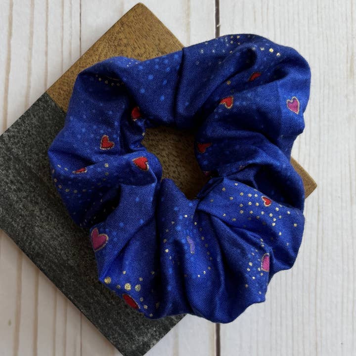 Elastico per capelli fatto a mano blu con cuori e scintillii di San Valentino per la vendita all'ingrosso da parte di QuietJoy