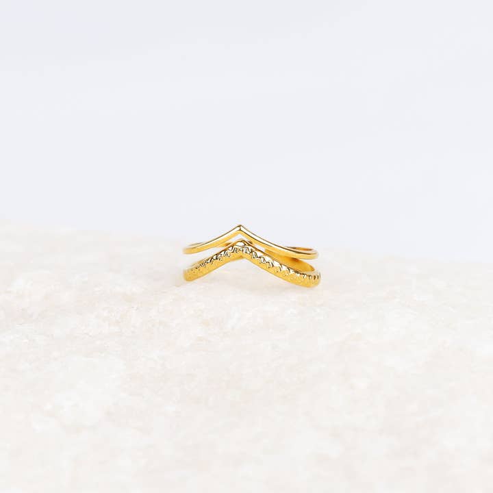 Forudbestil tekstureret Chevron Ring - V-formet designring for engroshandel hos Less is More