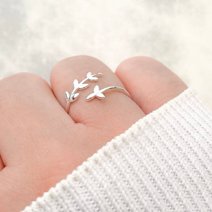 Blueyejewelry – Großhandel Band/Stapelring – Olivenblattring — Wickelring aus Sterlingsilber mit Olivenzweigen