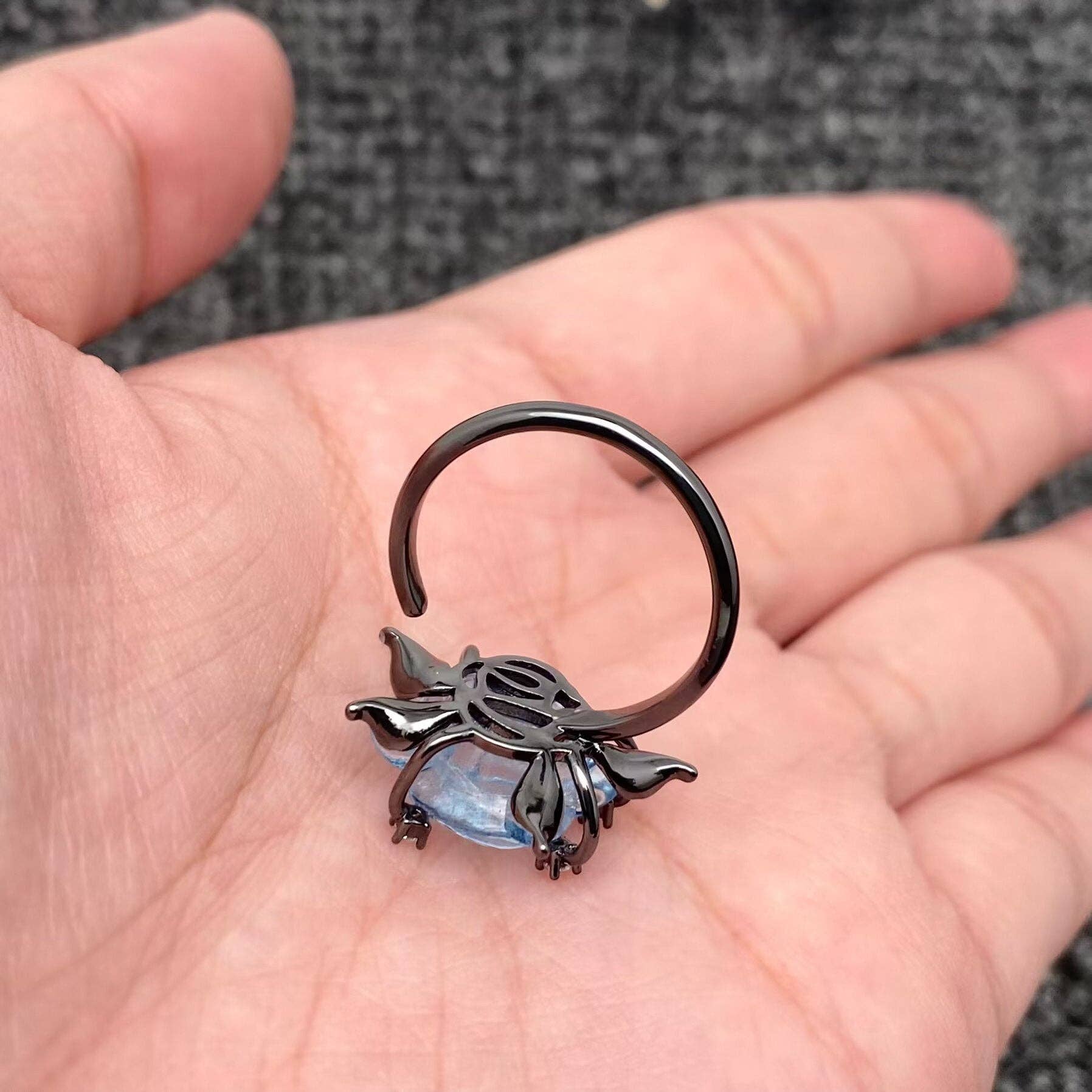 Mio Queena – wholesale Cocktail/Statement Ring – Blå Transparent Glas Rose Gun Svart Justerbar Ring - GT3