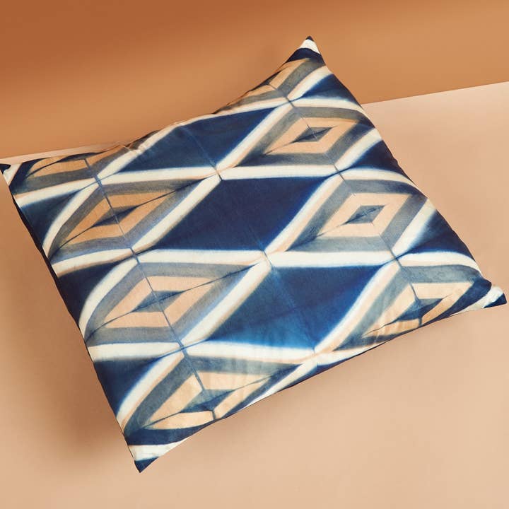Housse de Coussin en Soie Imprimé Shibori Moderne Indigo Tisa pour la vente par Variously