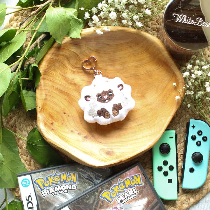 Mamukeeto – wholesale Nyckelringar - Dam – Wooloo Plysch Nyckelring | Handgjord | Pokémon | 3" x 3,5"