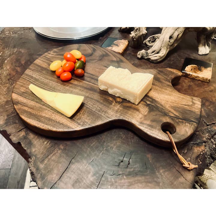 Planche à Charcuterie en Forme de Guitare | Noyer Massif ou Érable pour la vente par DapperwoodSF