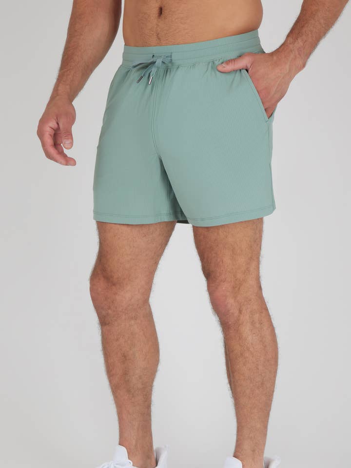 Herrenshorts mit seitlicher Reißverschlusstasche und Rückensattel. für den Großhandel von 90 Degree by Reflex & Yogalicious