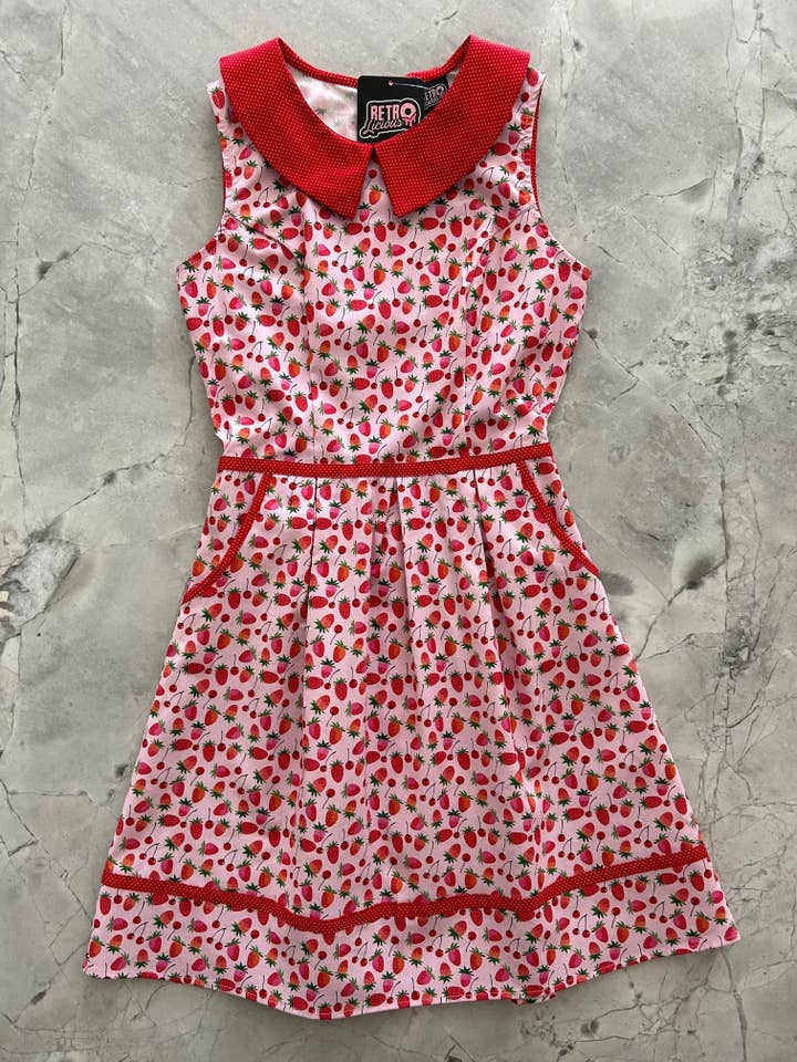 Beeren-Kirsch-Kleid mit Kragen für den Großhandel von Retrolicious