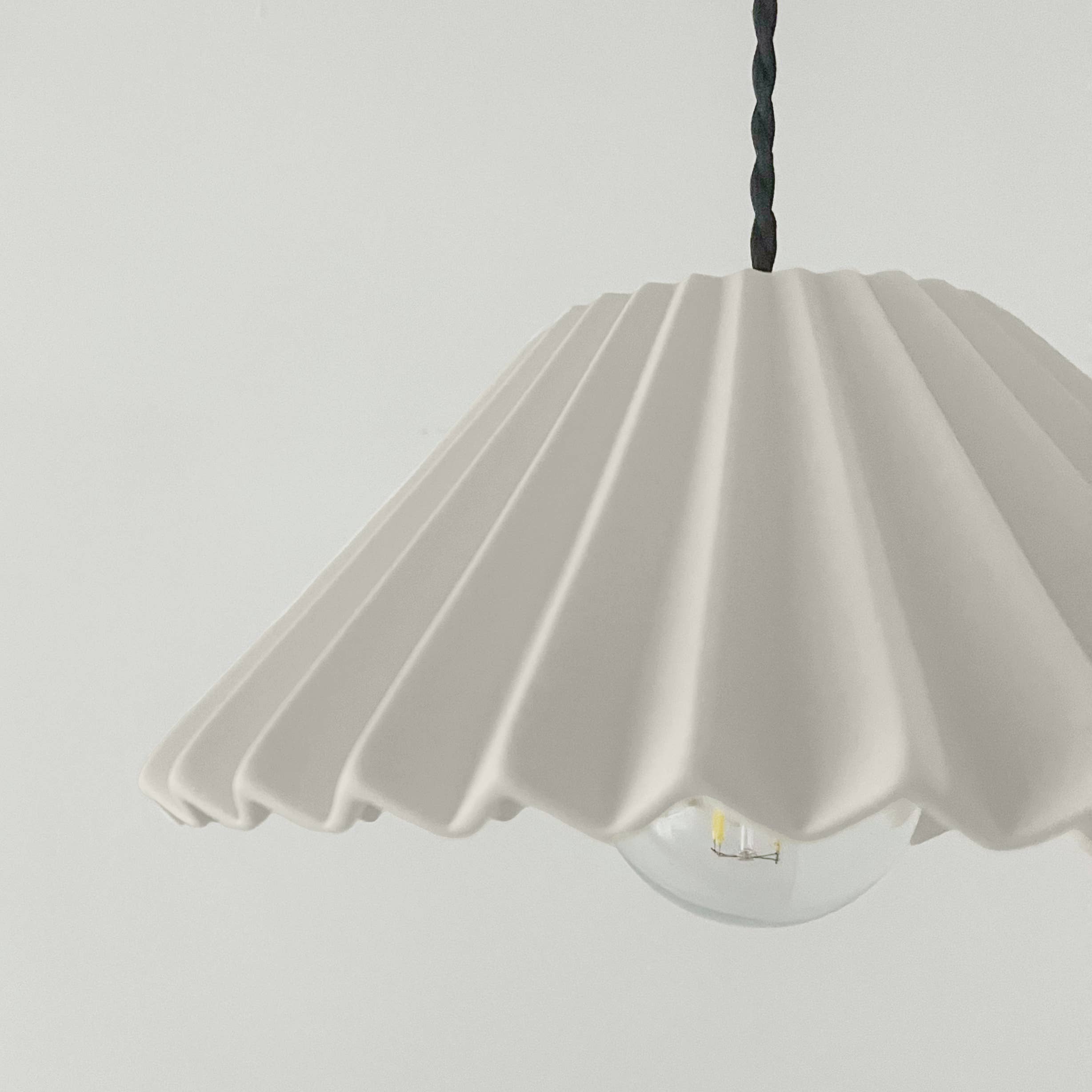 LYSlightlab - Vente Lustre/Suspension - Suspension en céramique Picco | Grand luminaire minimaliste suspendu6