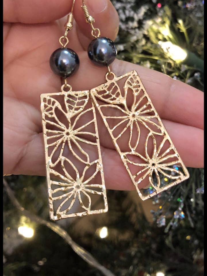 Hawaiian Tiare Flowers Rechteck: Hamilton Goldohrring mit Muschelperlen für den Großhandel von Anela's Jewelry