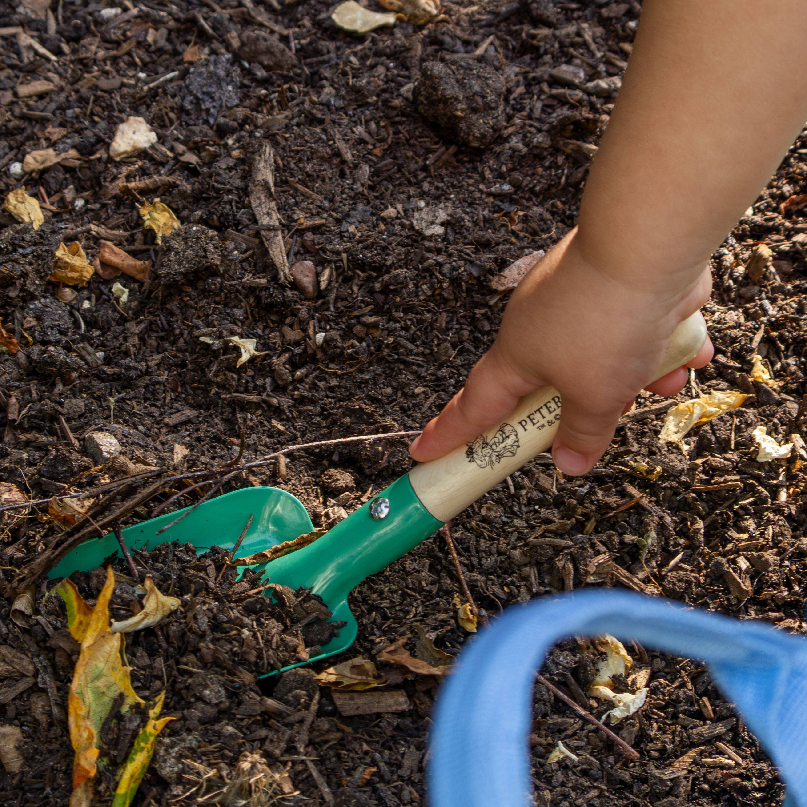 Robert Frederick Ltd – wholesale Leksaksset - Barn – Peter Rabbit Barnträdgårdsverktyg – 3-delat trädgårdskit för barn med spade, kratta och liten spade3