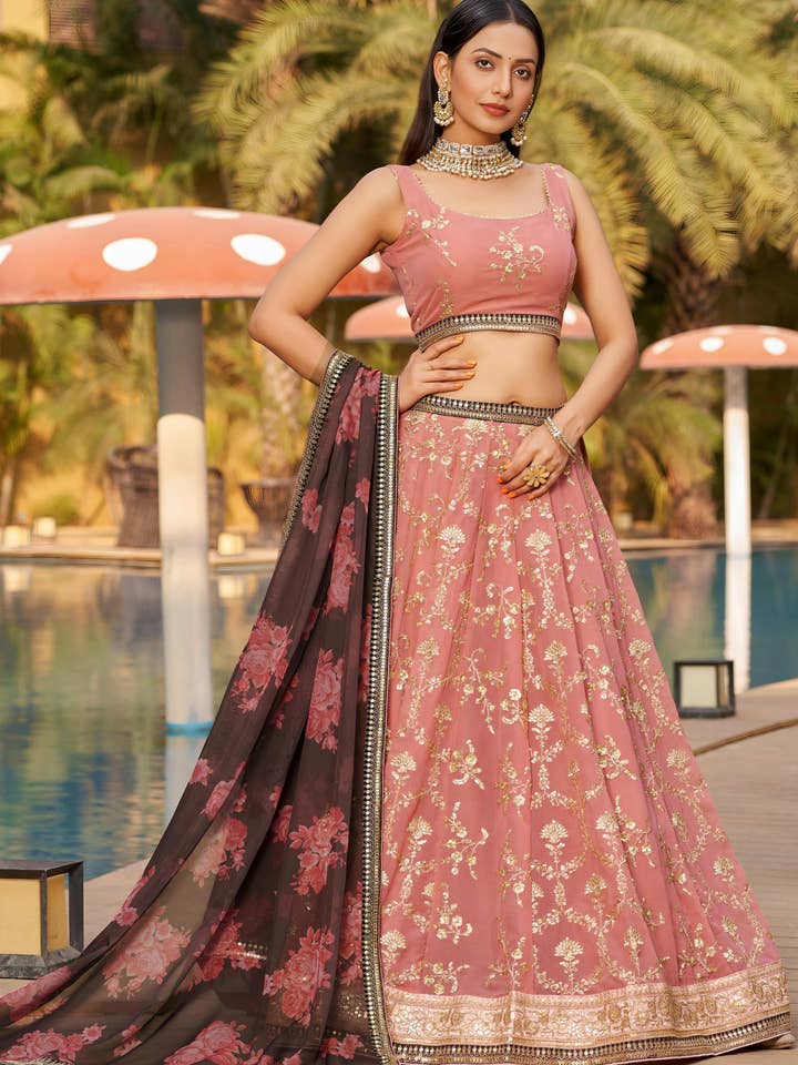 Rosa Georgette Lehenga Choli für indische und pakistanische Hochzeitsfeste - Pailletten- und Fadenstickerei, Zari-Arbeit, Dori-Arbeit, Druckarbeit für den Großhandel von HATKE BRIDE