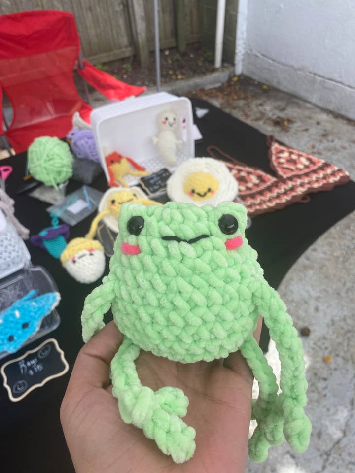 Gehäkeltes Frosch-Plüschtier für den Großhandel von Fate and Fiber