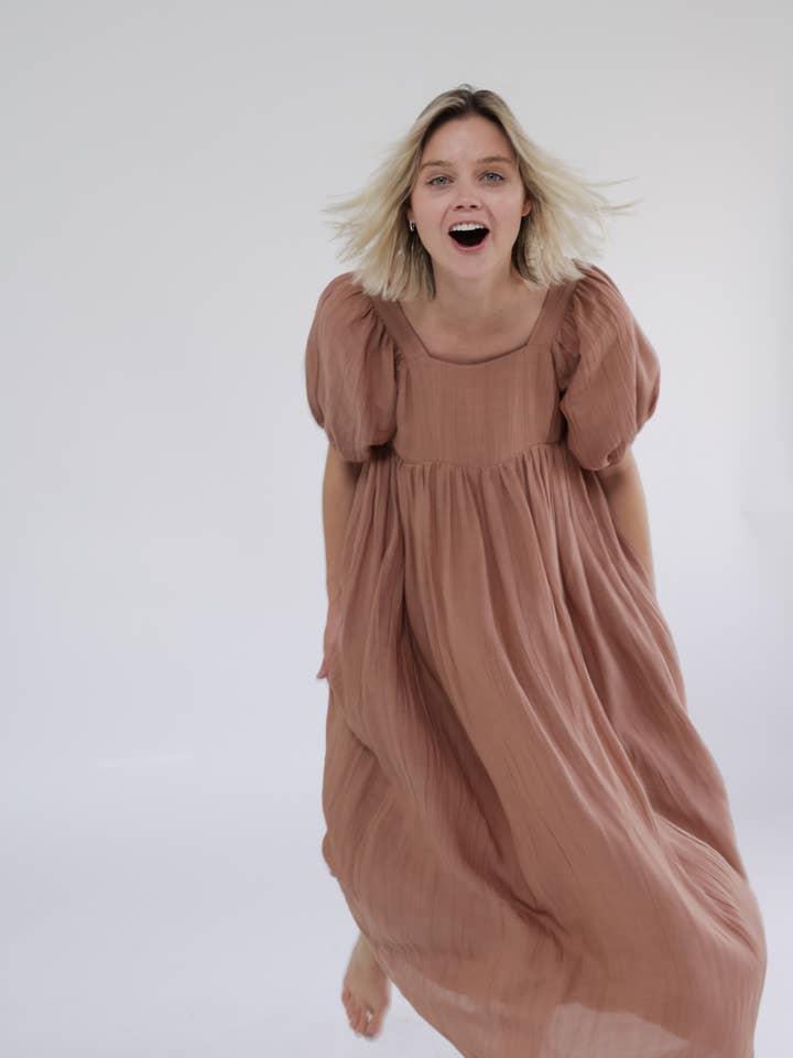 Volumed short sleeve midi dress for wholesale by amente