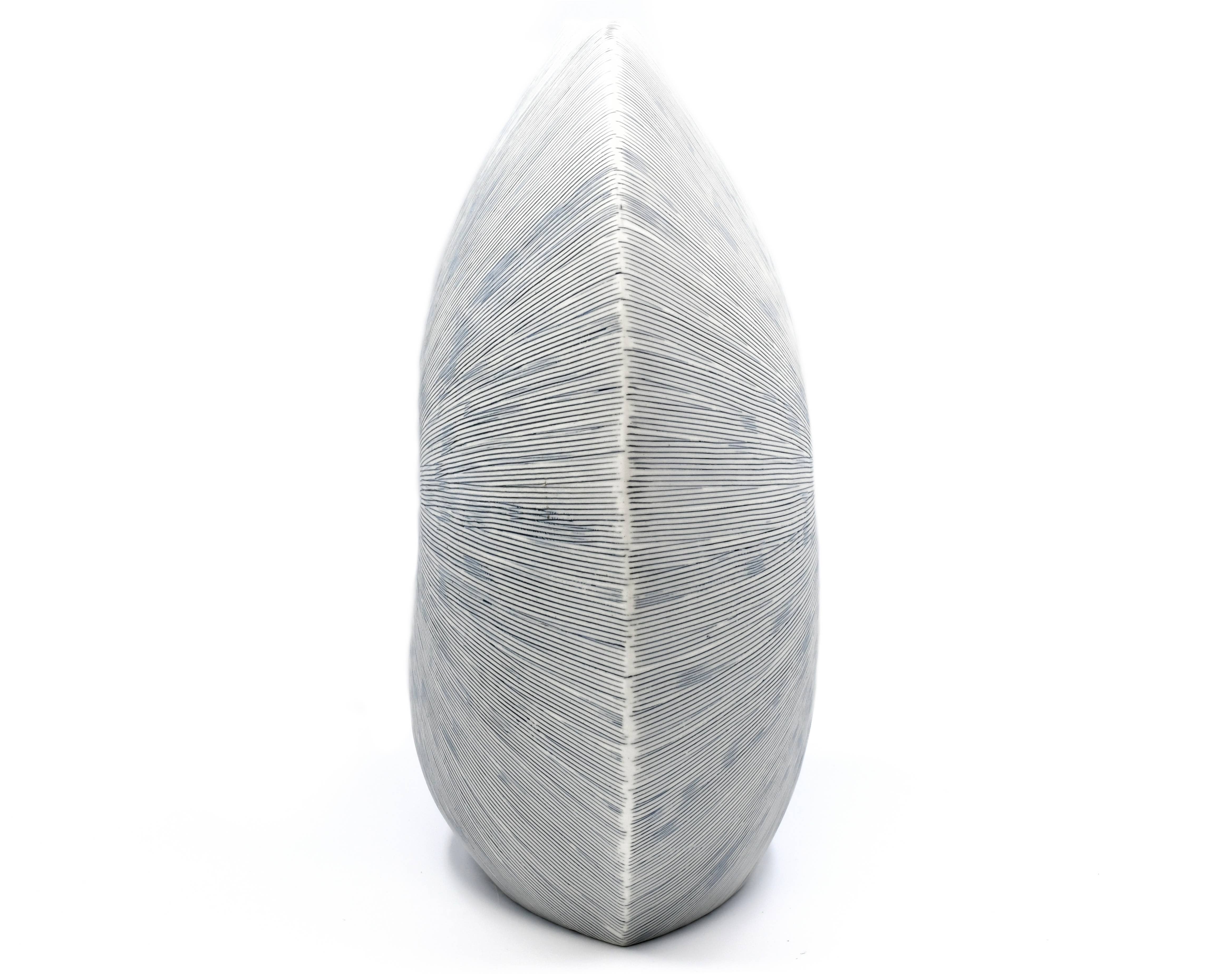Art Floral Trading LLC – wholesale Vase – 1011W27 DIVA ROUND S-Handcrafted Porcelain Vase3