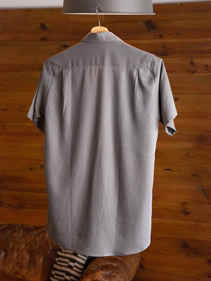 Chemise grise pour la vente par FLUYT
