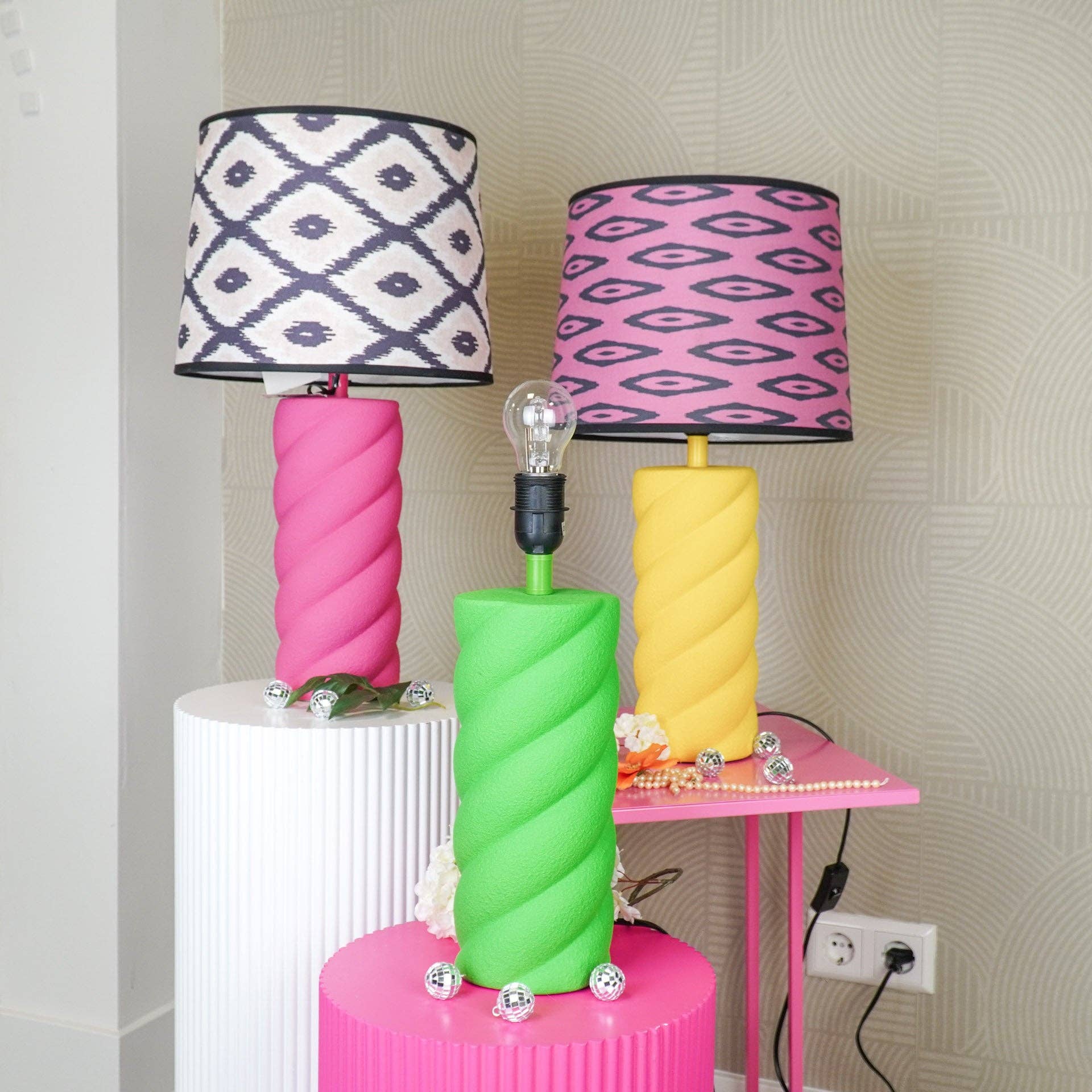 Housevitamin bv - Wholesale Accent/Desk Lamp - Table Lamp - Ceramics - Neon Yellow  - E27- 12x12x28cm3