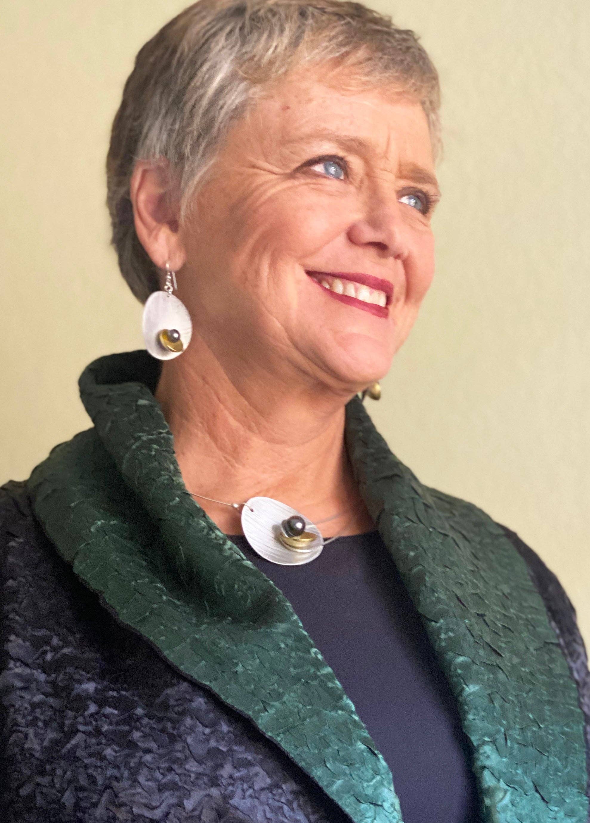 Chick Boss LLC – wholesale Hängande örhängen – BUD moderna runda örhängen i 3 metaller med 3 accentpärlalternativ från SULPTURAL-kollektionen.8