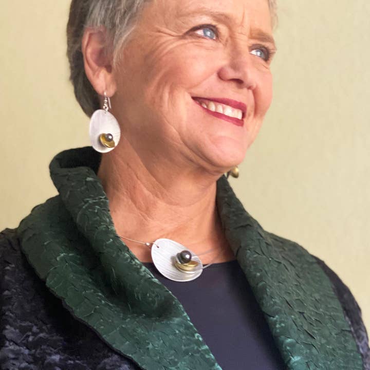 Chick Boss LLC – wholesale Hängande örhängen – BUD moderna runda örhängen i 3 metaller med 3 accentpärlalternativ från SULPTURAL-kollektionen.8