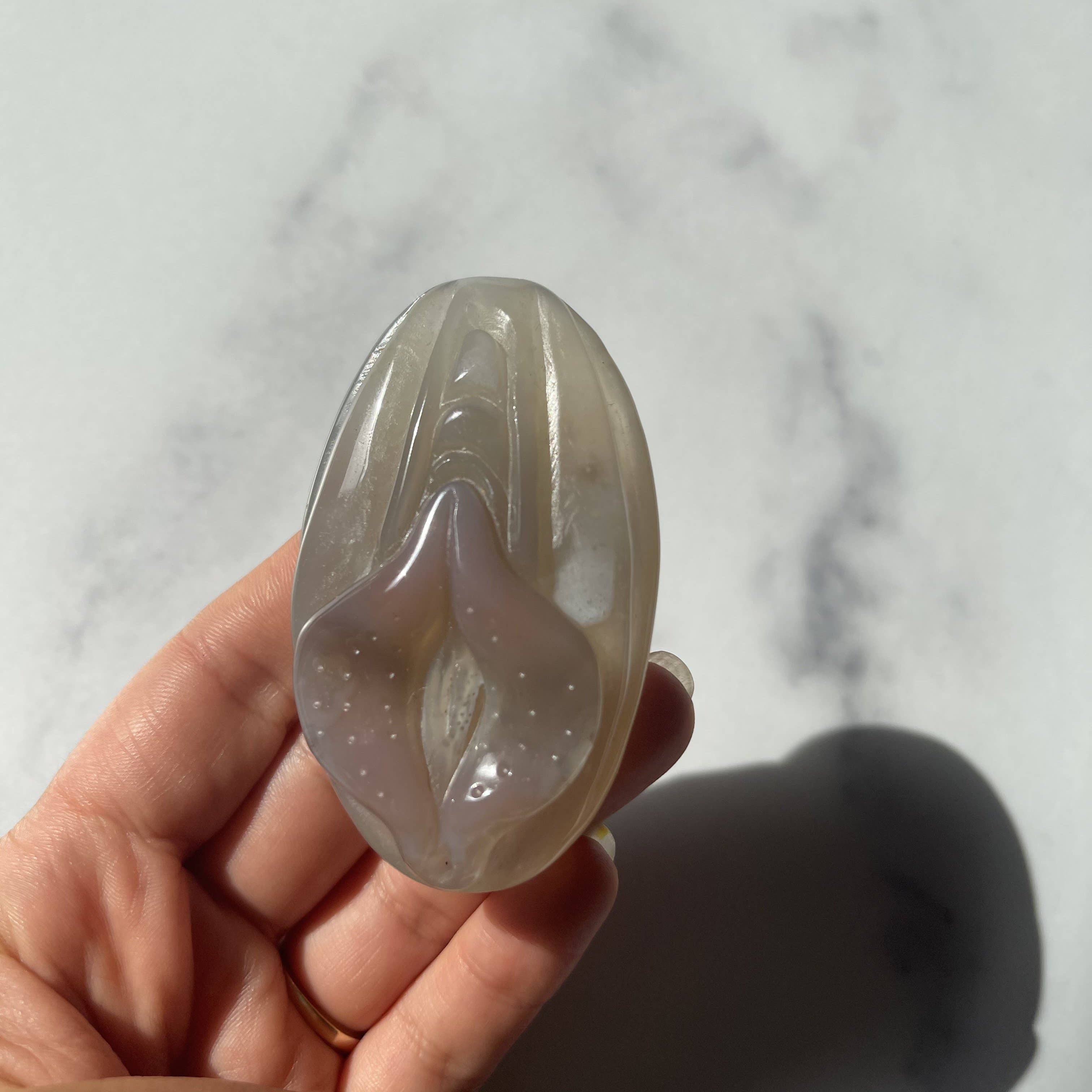 Good Juu Juu – Großhandel Spiritueller Stein/Kristall – Yoni-Schnitzerei aus Achat10