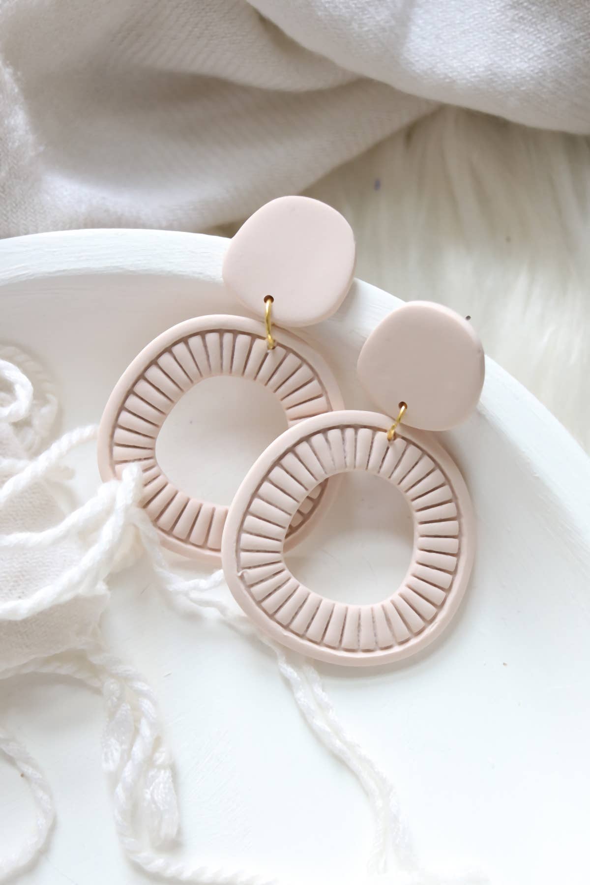 Petal & Posy - Vente Boucles d'oreilles pendantes - Boucles d'oreilles en argile polymère Cirque | Choisissez votre couleur5