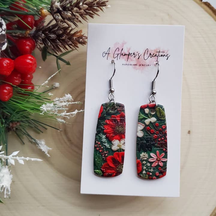 Orecchini in pelle con motivo floreale natalizio per la vendita all'ingrosso da parte di A Glamper's Creations LLC