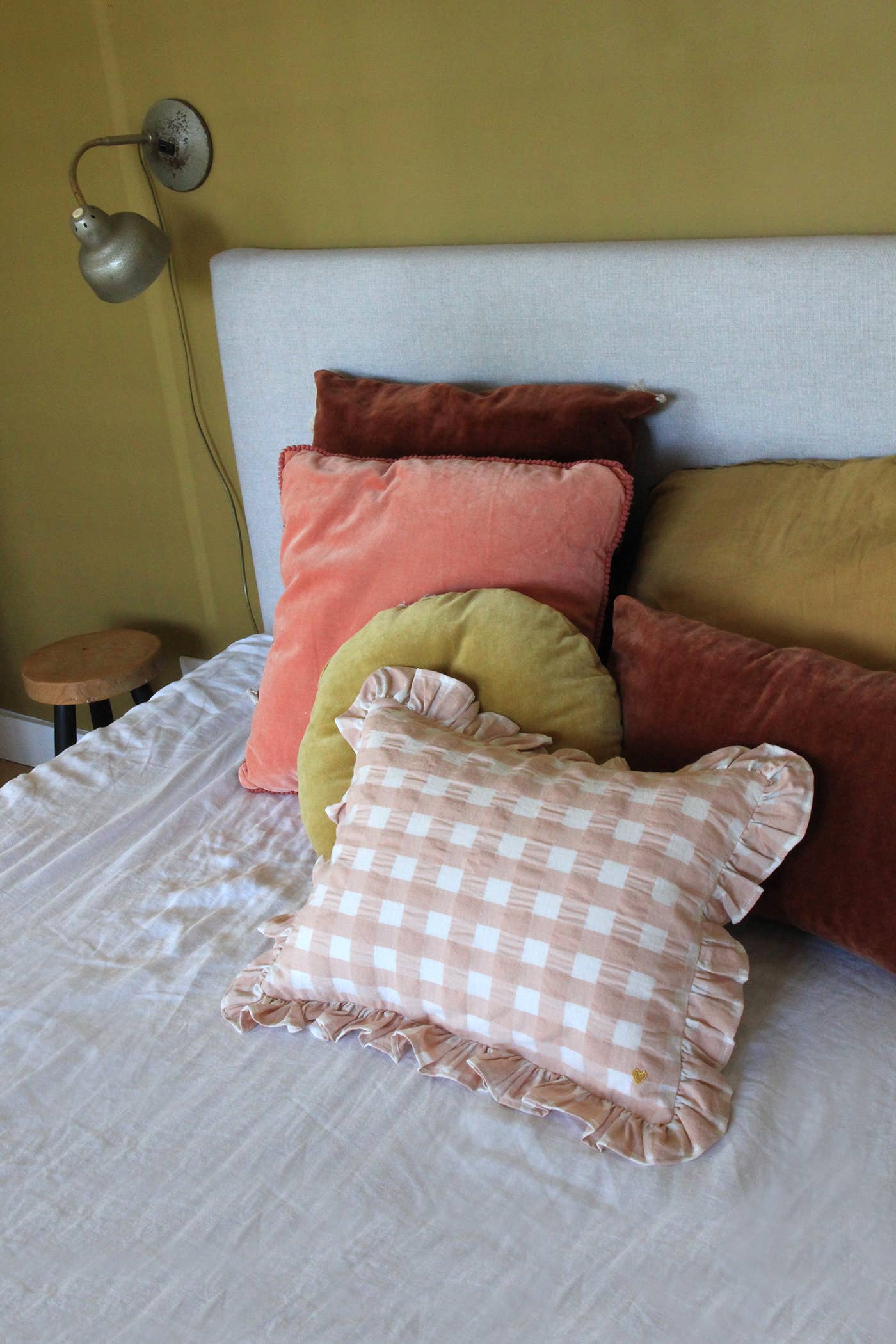 BARNABÉ AIME LE CAFÉ - Wholesale Decoratief kussen - Rechthoekig kussen in ruitstof met ruches en borduurwerk11