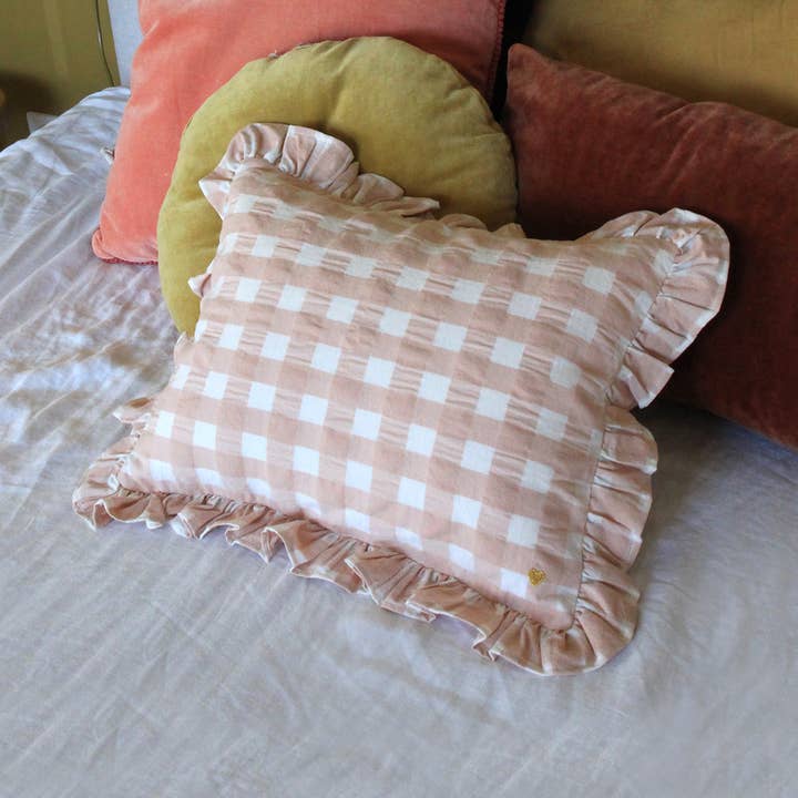 BARNABÉ AIME LE CAFÉ - Vente Coussin décoratif - Coussin rectangulaire en tissu vichy avec volant et broderie2