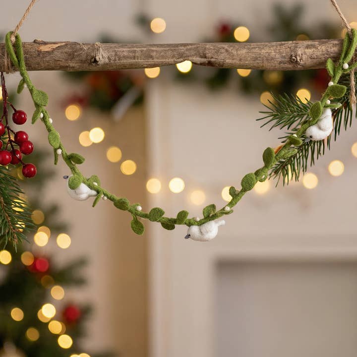 Ghirlanda di Vischio Biodegradabile in Feltro Handmade con Colombe per la vendita all'ingrosso da parte di Felt So Good