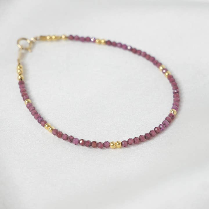 Bracelet Marguerite - Grenat pour la vente par Merci Clodette