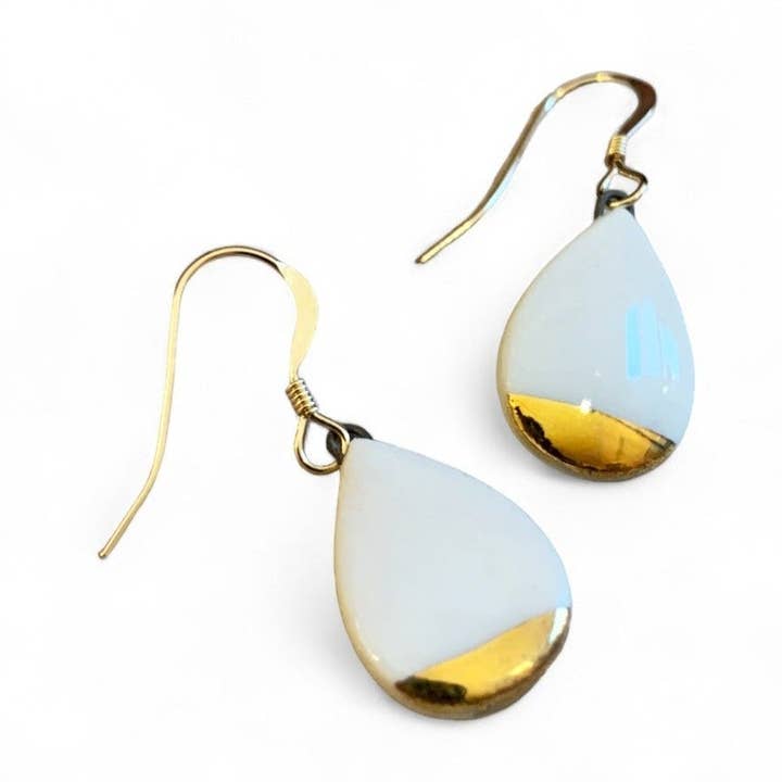 Petites boucles d'oreilles en forme de larme - Blanc (or) pour la vente par StitchPrism