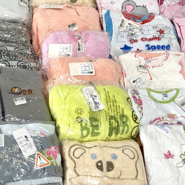 Vêtements pour bébés et enfants, survêtements, vêtements d'intérieur, sweats à capuche pour la vente par Salzmann Restwaren GmbH