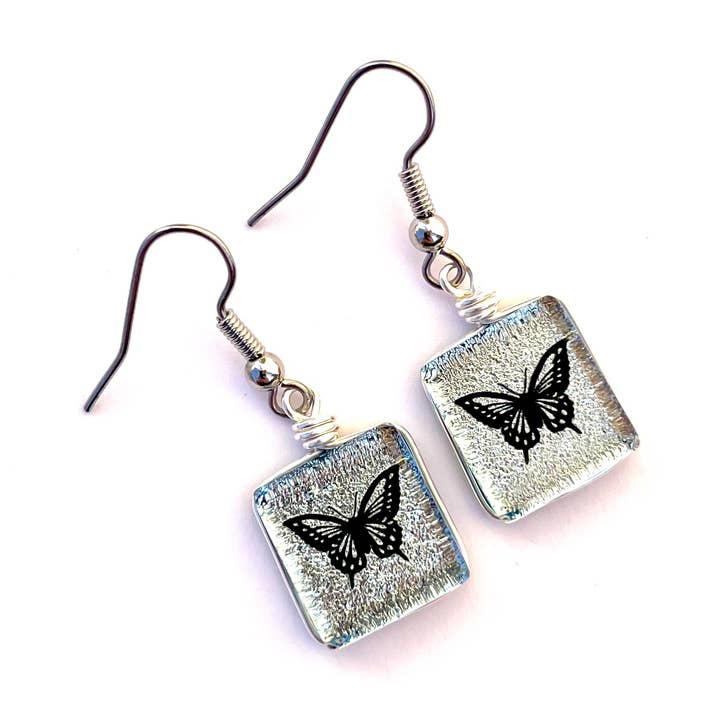 Boucles d'oreilles en verre dichroïque - Papillon pour la vente par Flame Work Designs - Glass Jewelry