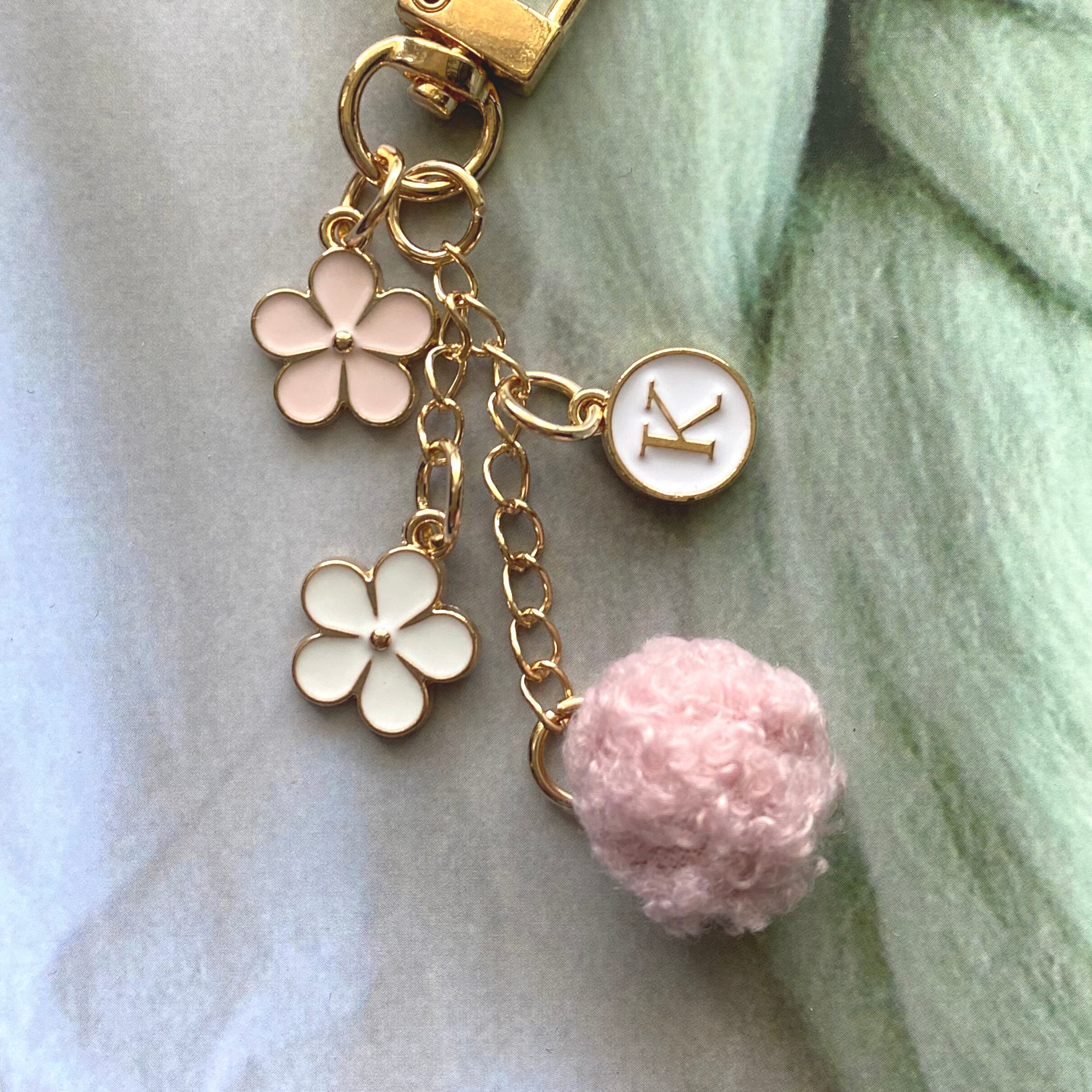 DrifWoo – Großhandel Schlüsselanhänger – Damen – Süßes, florales Initialmotiv, Schlüsselanhänger für AirPods, Zubehör für Mädchen3